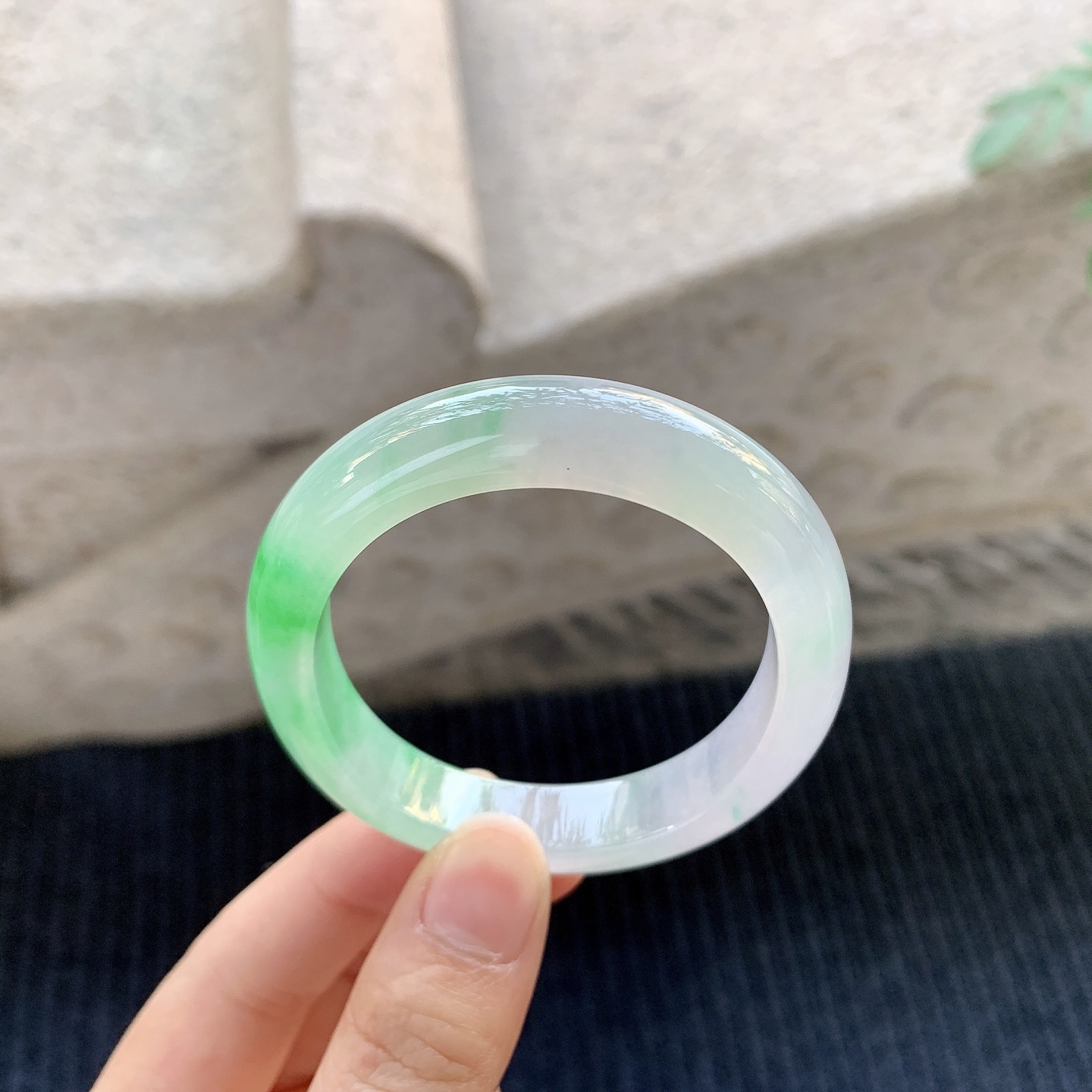 冰糯飘绿，水润，种老，细腻，有棉纹