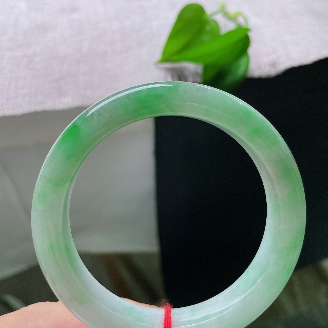 58.4/12.2/9.4，飘绿正圈，有纹，温润白底之上，鲜阳翠色肆意晕染开来，绿意鲜活明媚，上手尽