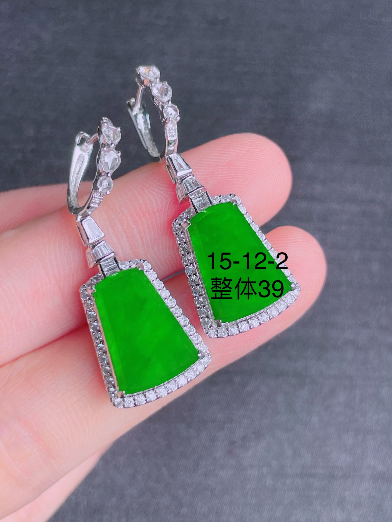 高冰绿无事牌耳坠，晶莹剔透，新颖时尚，品相，15-12-2