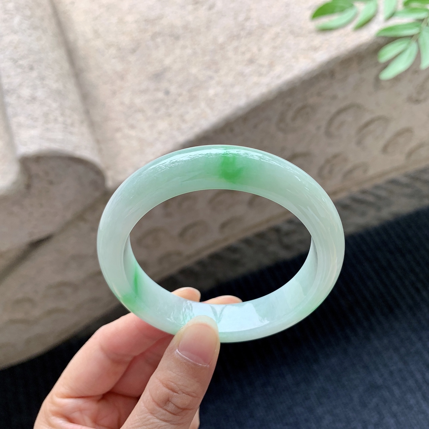 正圈54 55，圈口55.8/12.9/8.6，编码GL082386，细糯飘绿，水润，种老，细腻，无裂