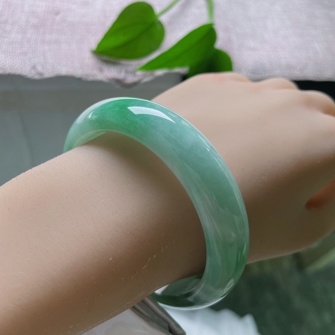 油青正圈，一点皮纹不影响，油青正圈，玉质通透水润，水头充足，胶感柔和种水清爽，看着灵动又舒服。ss57564a