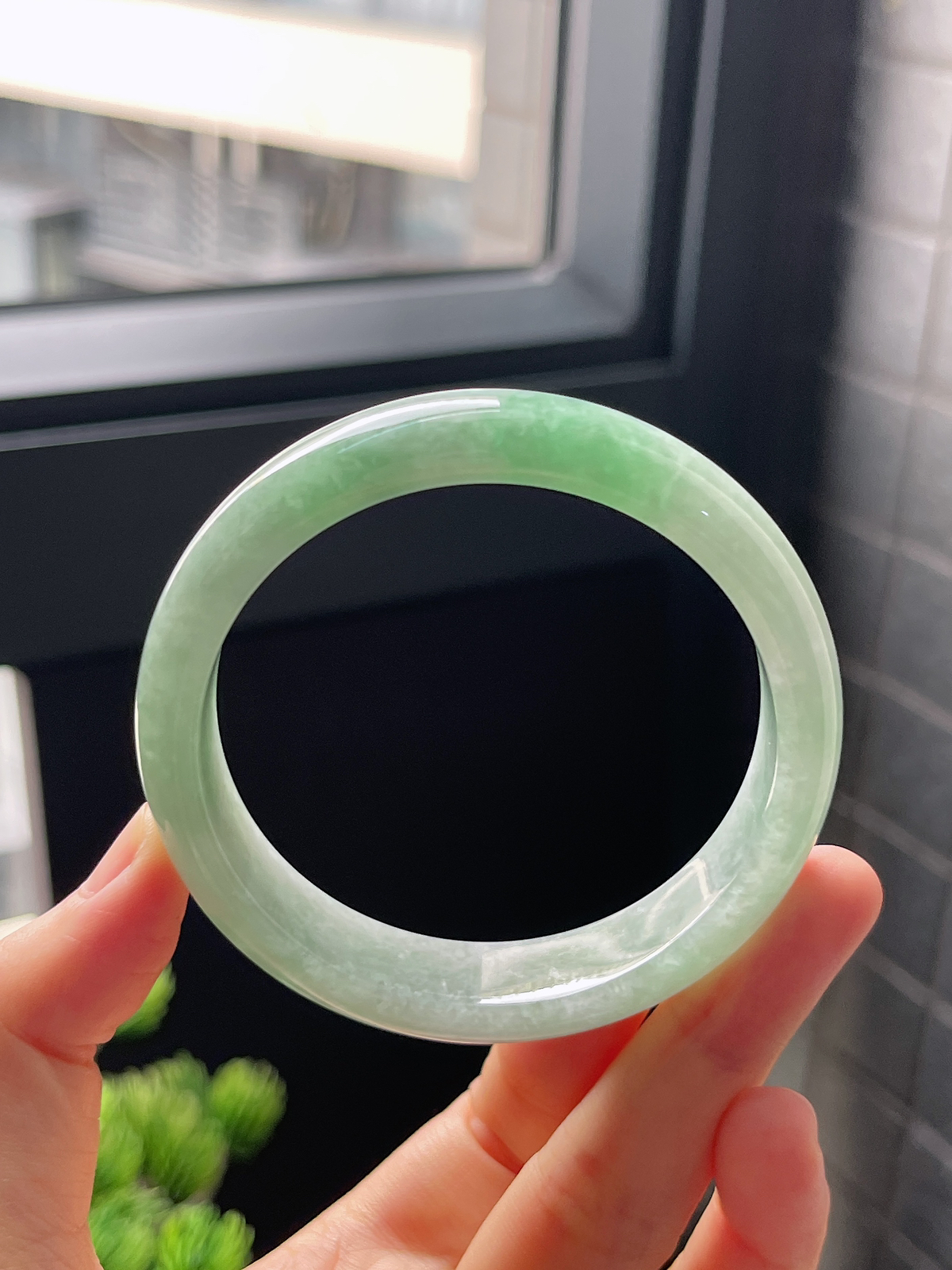 圈口55.8，糯化种绿色翡翠正圈手镯