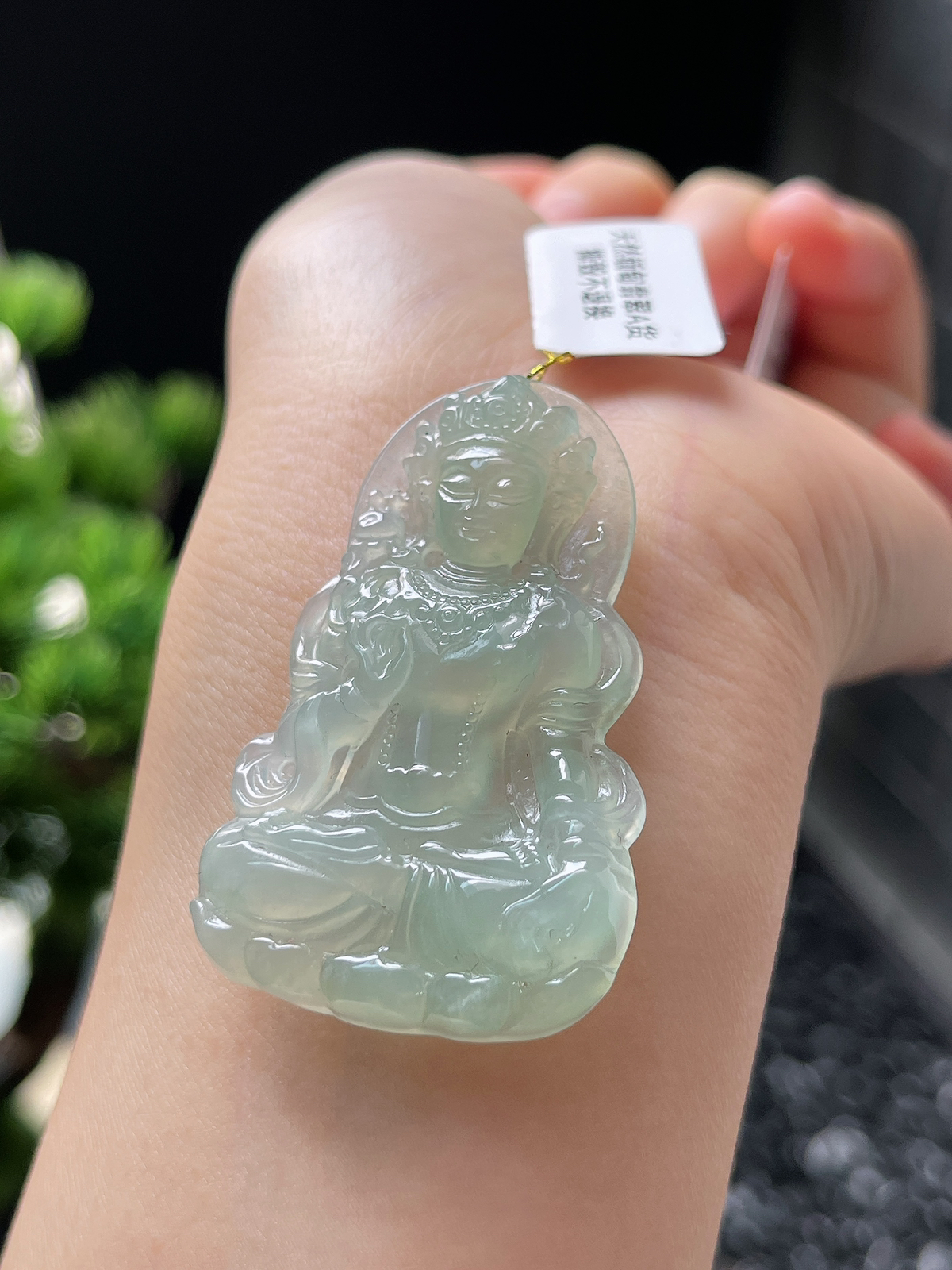 翡翠冰糯种淡绿色度母吊坠
