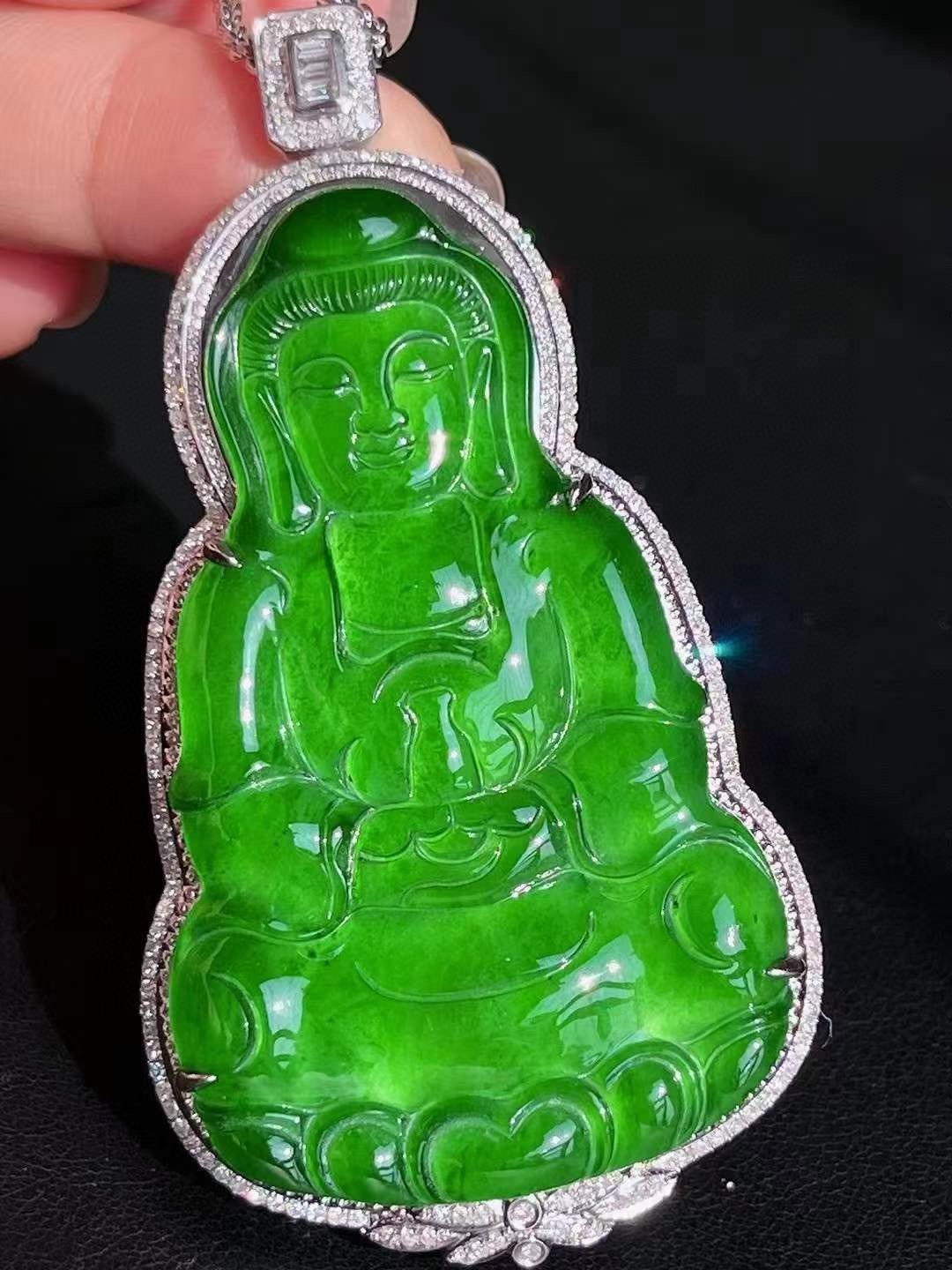 满色辣绿观音吊坠，豪镶款，冰透水润，翠色浓郁，细腻感十足，无裂，74-39.2-13.6