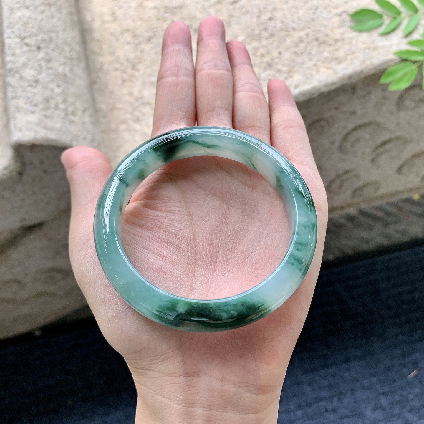 正圈54 55，圈口55.8/12/8，编码W6082404，细糯飘花，水润，种老，细腻，打灯有絮线