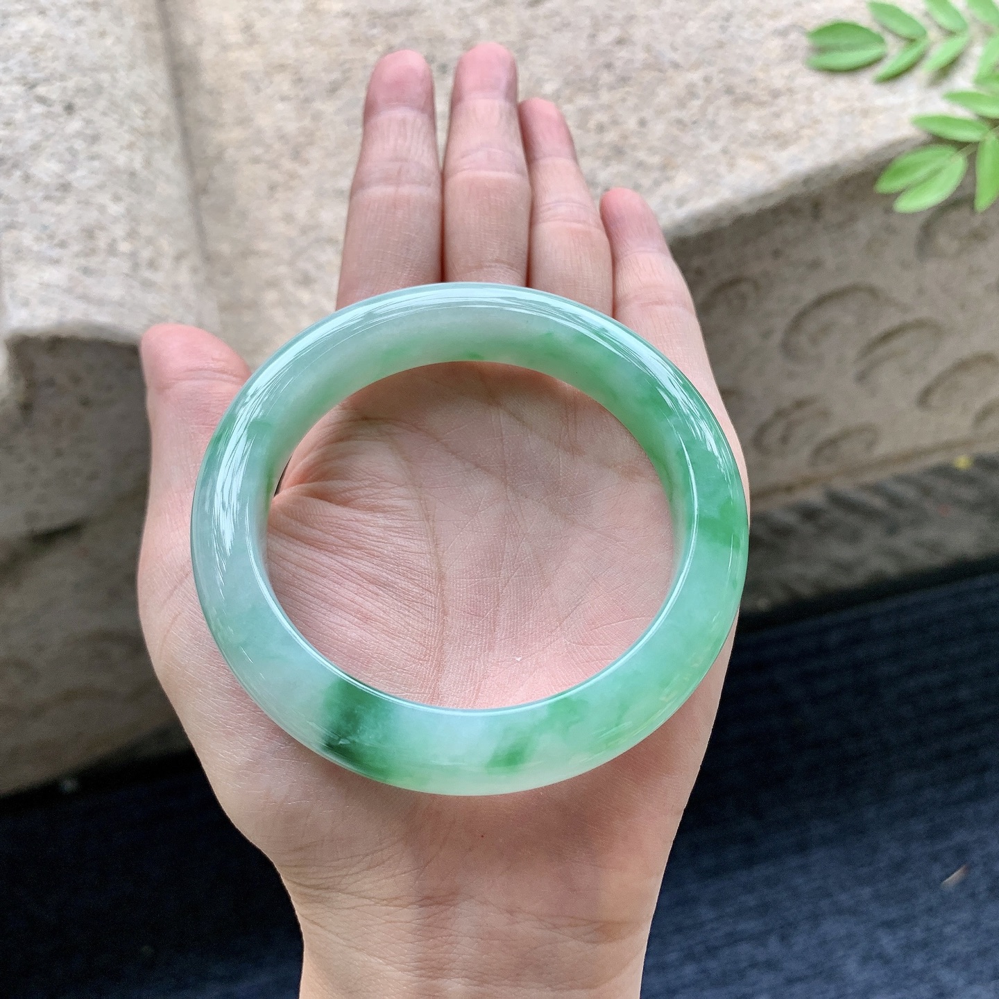 正圈56 57，圈口57/12.5/9.1，编码T1082523，糯冰飘绿，水润，种老，细腻，打灯有絮线