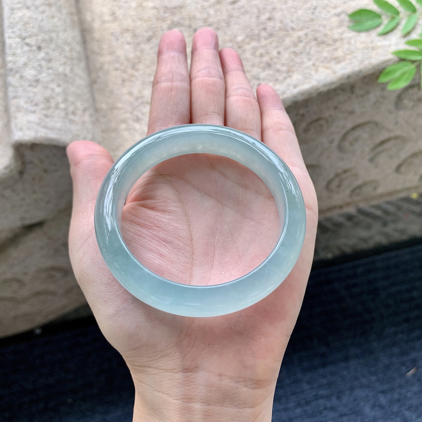 正圈53 54，圈口54.8/11.9/8.1，编码T1082405，描述冰糯晴绿，水润，种老，细腻，打灯有絮线
