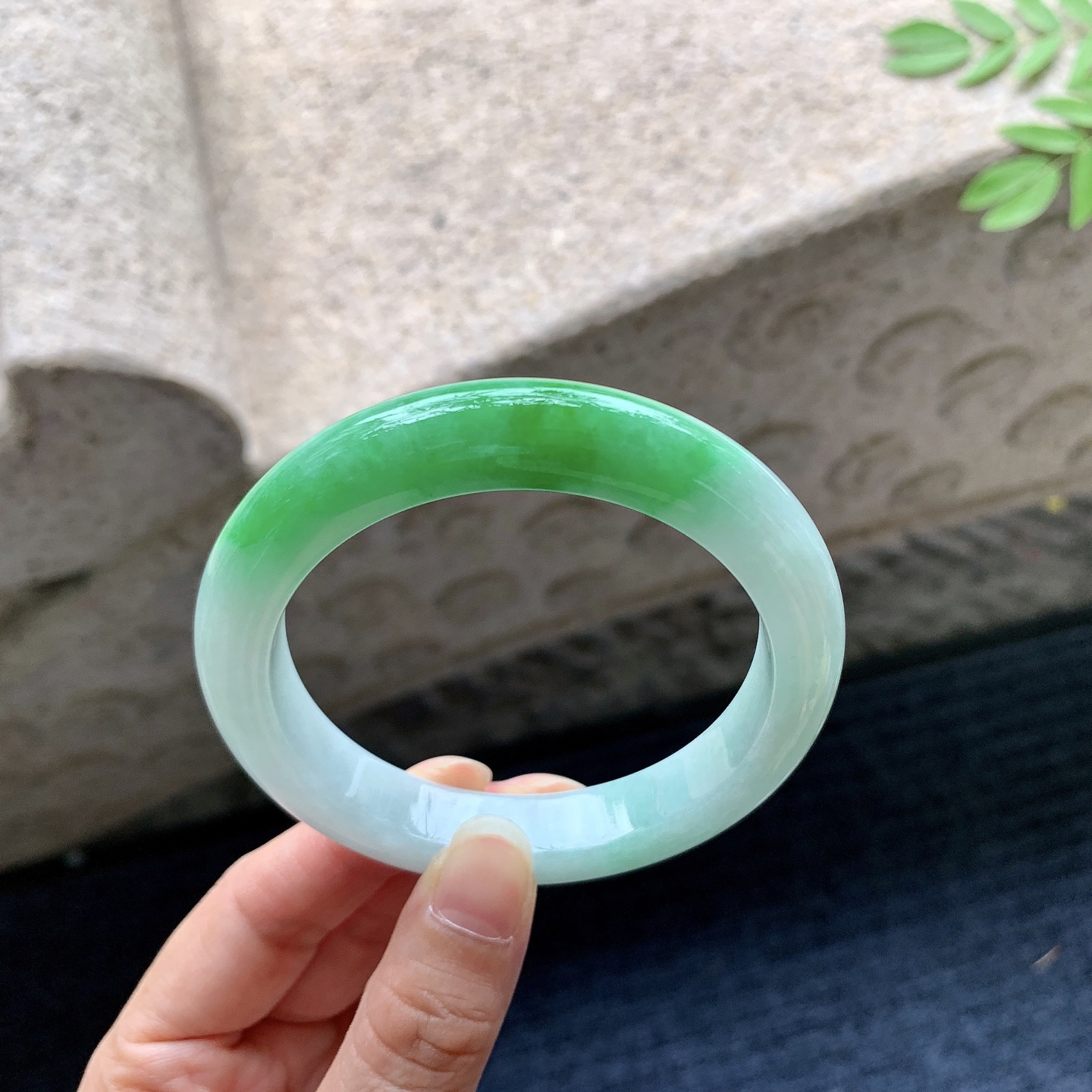 正圈56 57，圈口57.7/11.4/9.2，编码WW082517，描述糯冰飘阳绿，水润，种老，细腻，有棉纹线