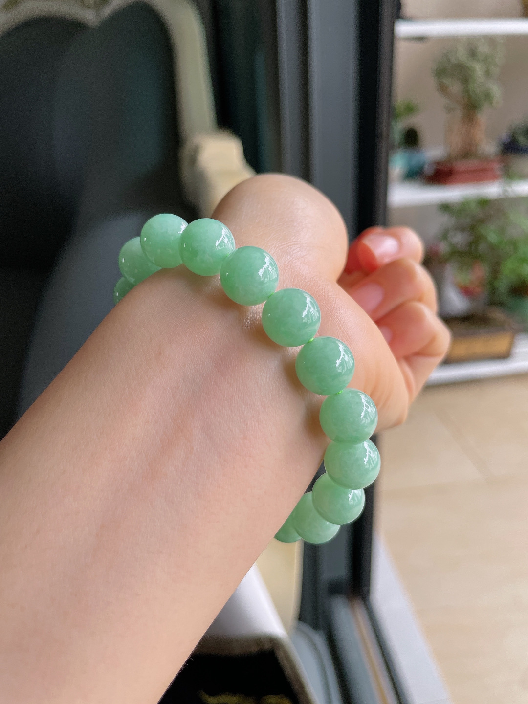 ️，缅甸天然翡翠A货，冰满绿浅绿手串，尺寸：11mm。【编1414】