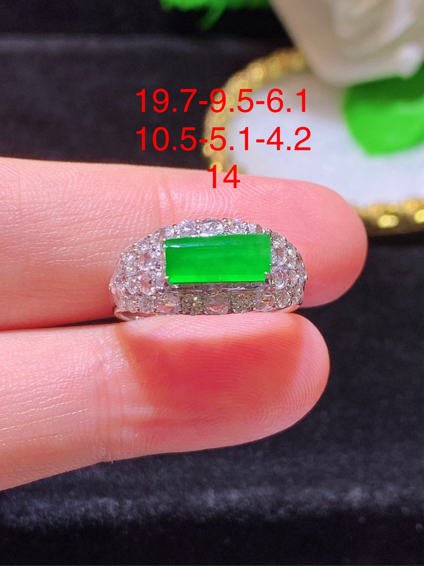 翡翠A货 满绿马鞍戒指 18k金镶嵌，冰润细腻，佩戴效果出众，19.7-9.5-6.1