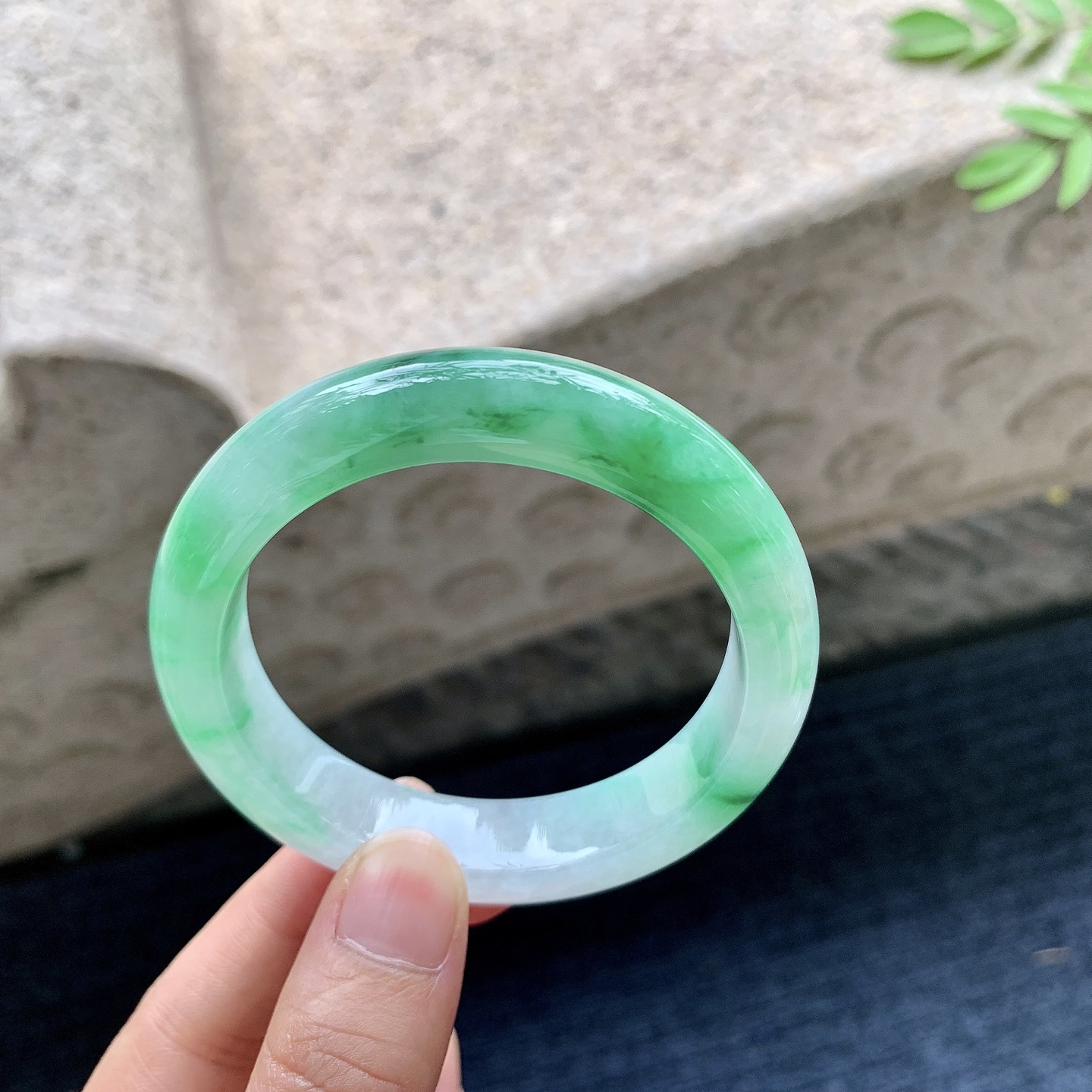 正圈52 53,圈口52.8/12.6/8.5,编码T1082524,糯冰飘绿，水润，种老，细腻，打灯有纹线