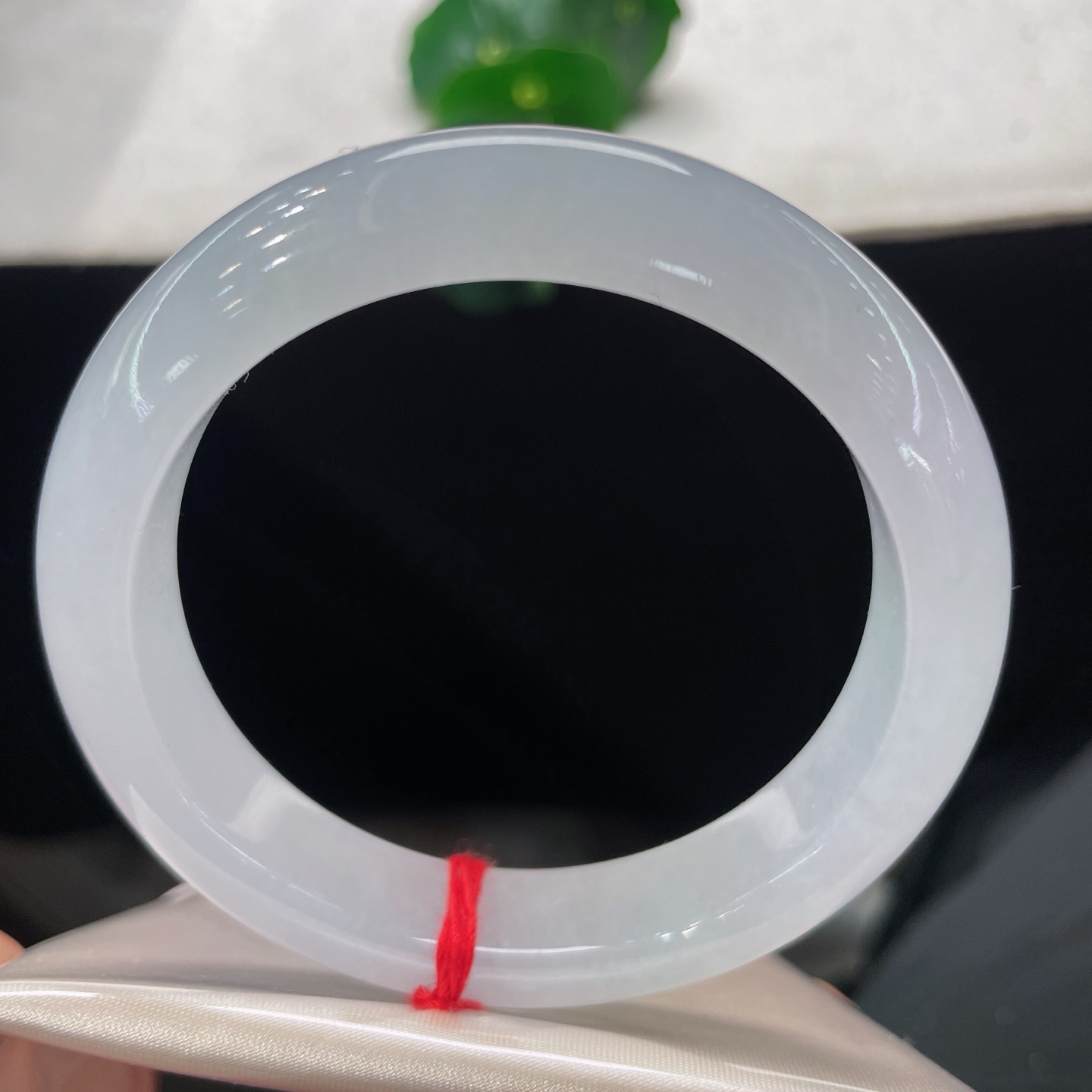 翡翠手镯 55.6/12.3/9.0，白冰正圈，55/56可戴，皎皎如玉，素圈无言，于烟火俗世，守一