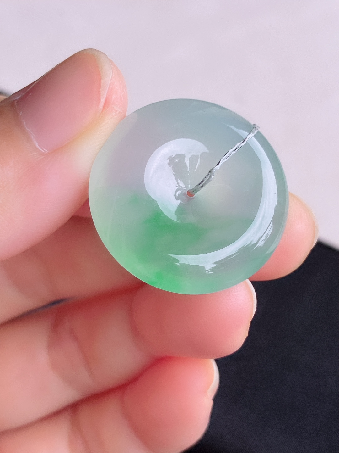 翠绿平安扣，晶莹剔透，花色清爽，尺寸26.6/6/自然光实拍