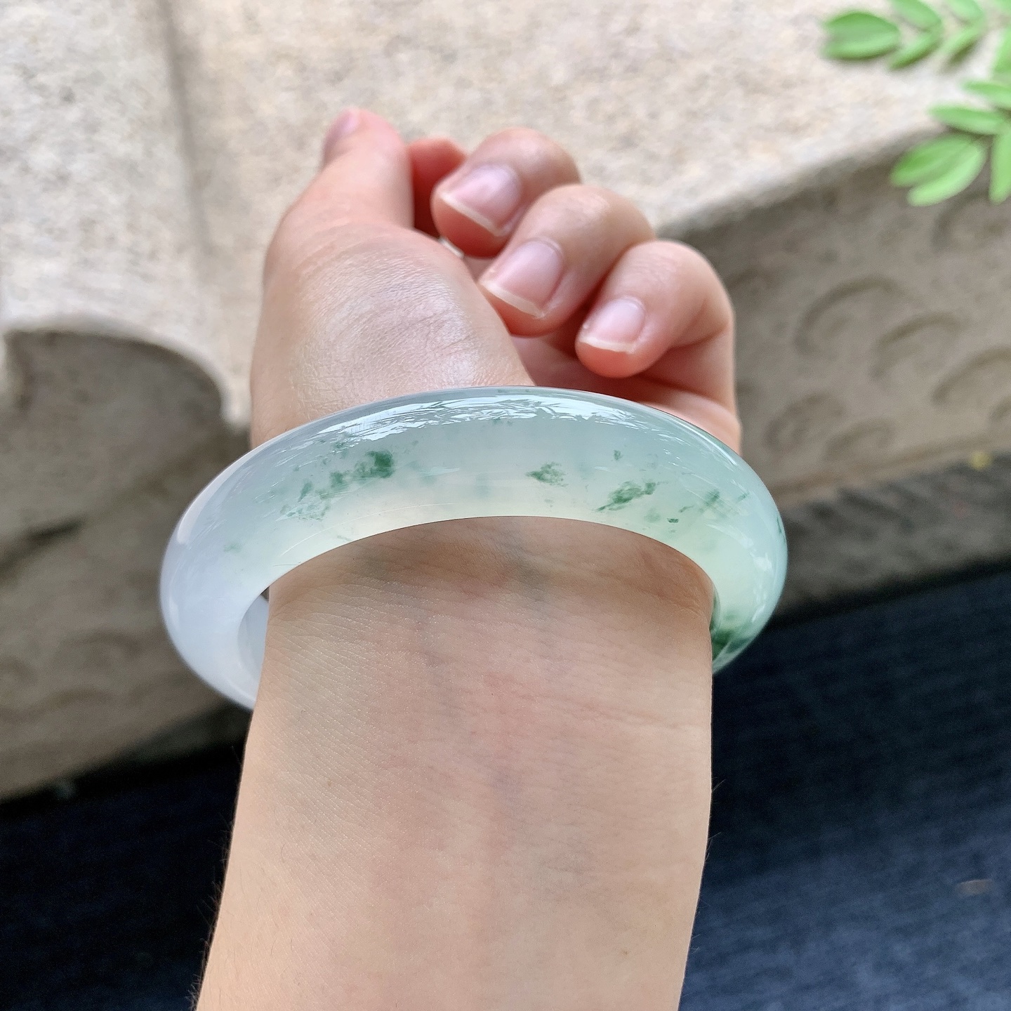 正圈57 58，圈口58/13.5/9.1，编码G7082508，冰飘绿花，水润，种老，细腻，无裂。