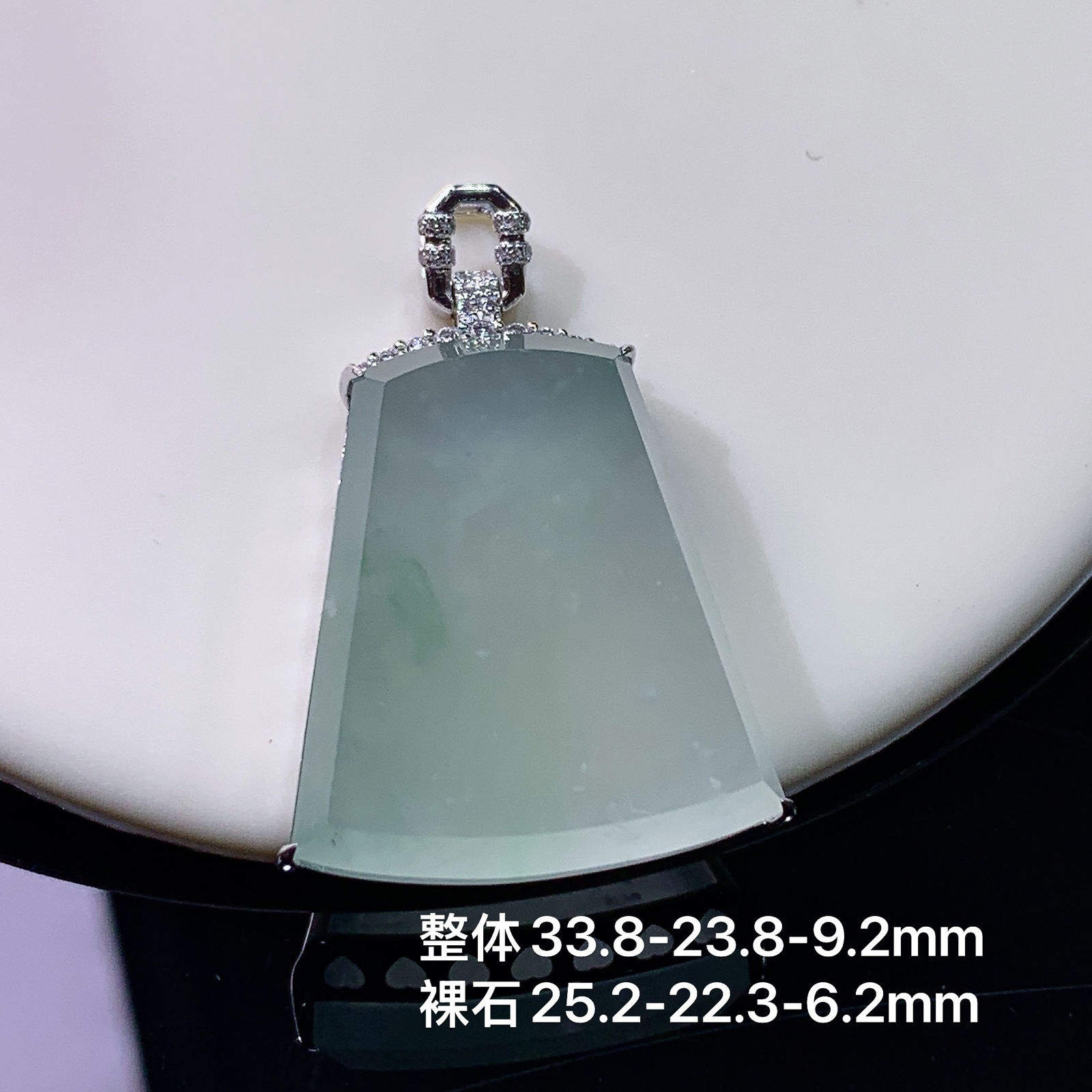 冰晴底无事牌吊坠，18k金镶嵌，冰冰润润，玉质细腻，种水足，Bl 尺寸33.8*23.8*9.2