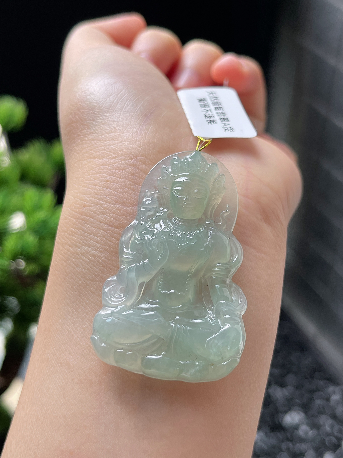 翡翠冰糯种淡绿色度母吊坠