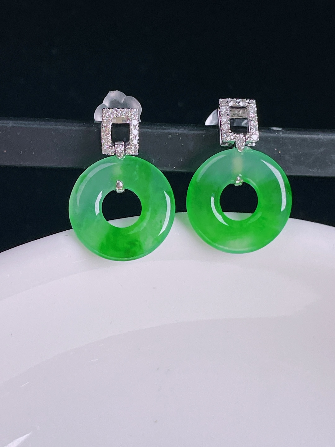 冰绿耳坠，18k镶嵌，老种起光，细底通透，尺寸：裸石11.3/2mm0824