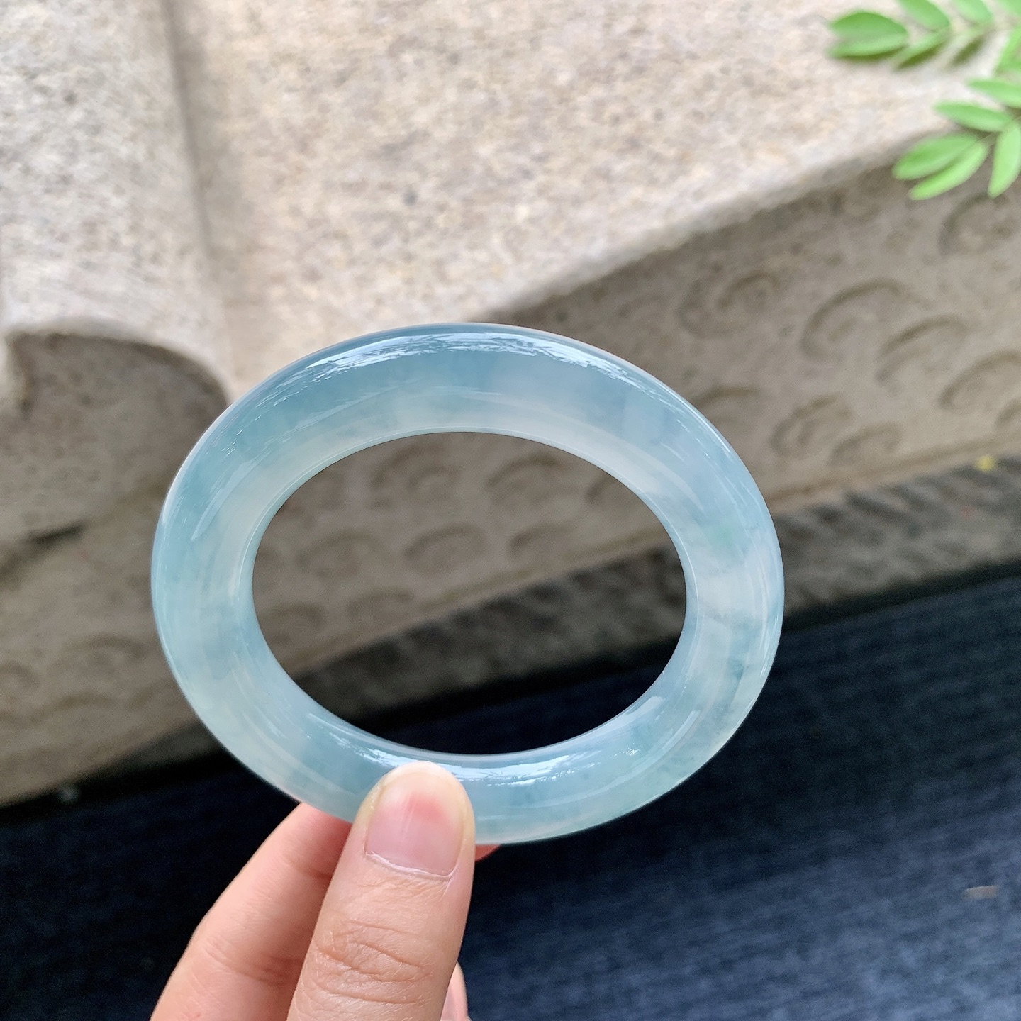 圆条55 56,圈口55.6/12.1/12,编码WW082516,描述糯冰飘花，水润，种老，细腻，打灯有棉线