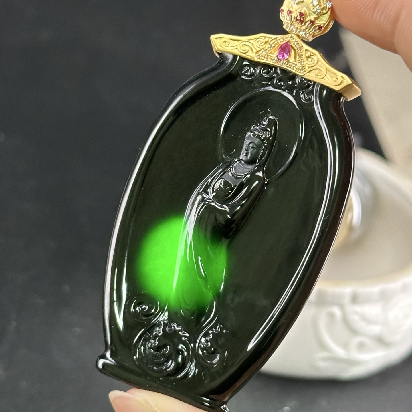 精品18k墨翠站观音 种好色正 黑度极好 打灯通透 油性十足