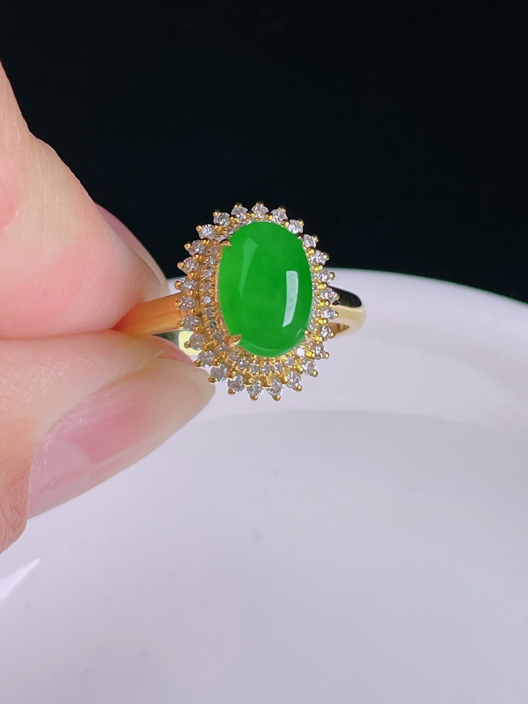 阳绿抉戒指，18k镶嵌，老种起光，细底通透，尺寸：裸石9/6.6/3.5mm0824