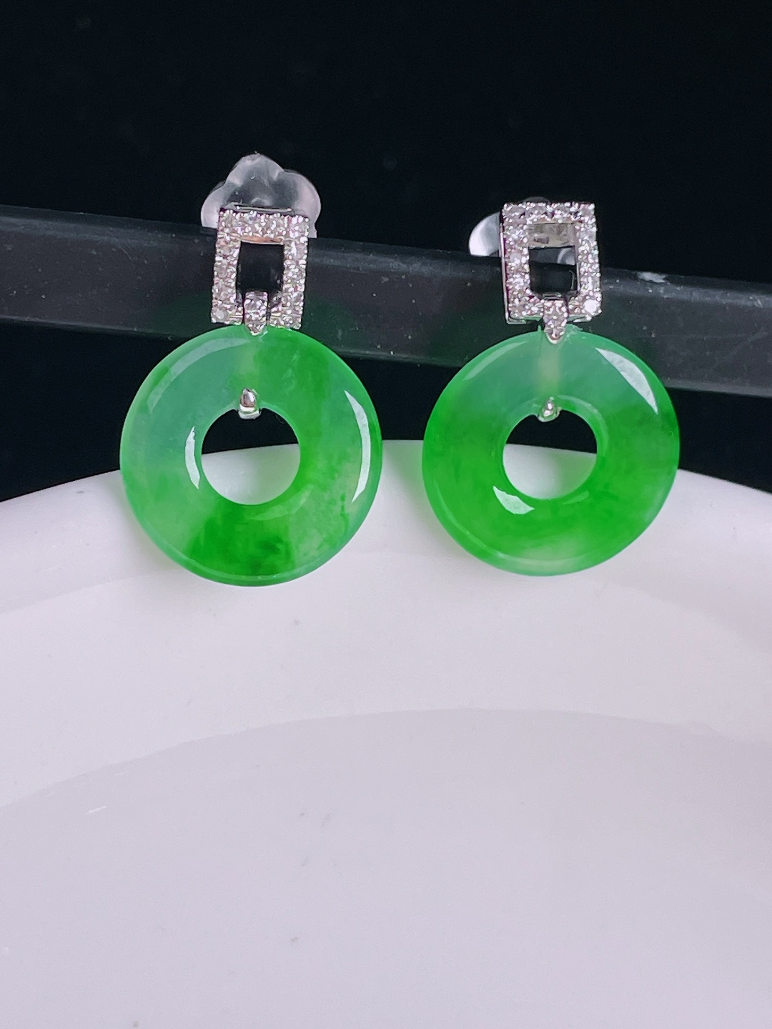 冰绿耳坠，18k镶嵌，老种起光，细底通透，尺寸：裸石11.3/2mm0824