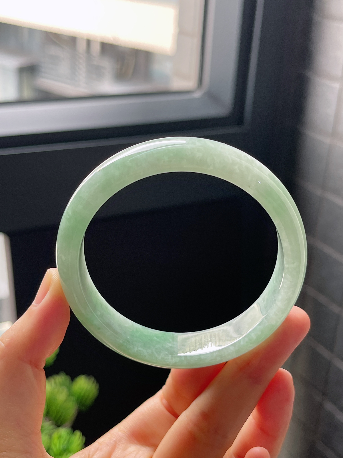 圈口55.8，糯化种绿色翡翠正圈手镯