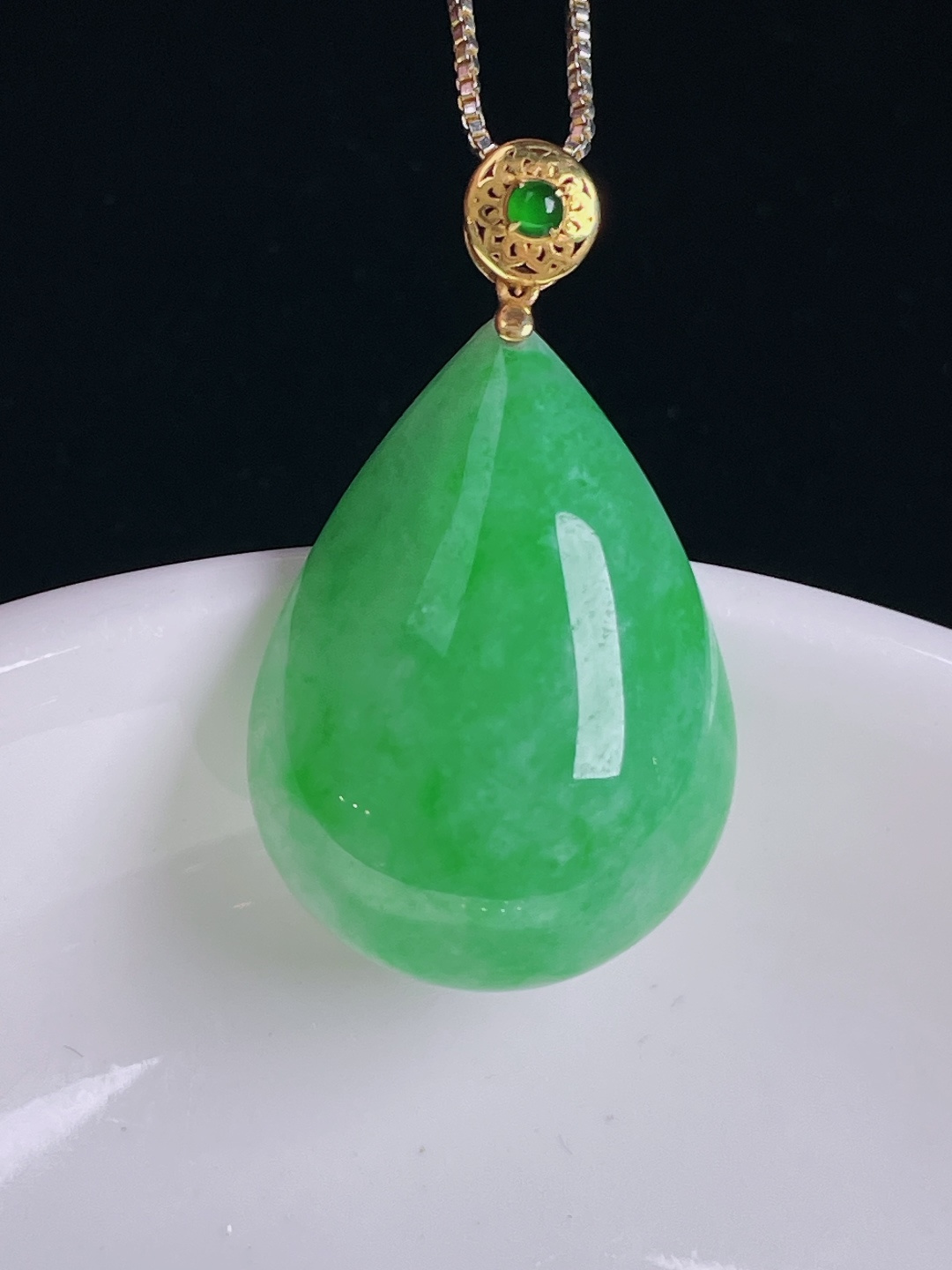 阳绿水滴，18k镶嵌，老种起光，细底通透，尺寸：33裸石26/19.3/8.8mm0824