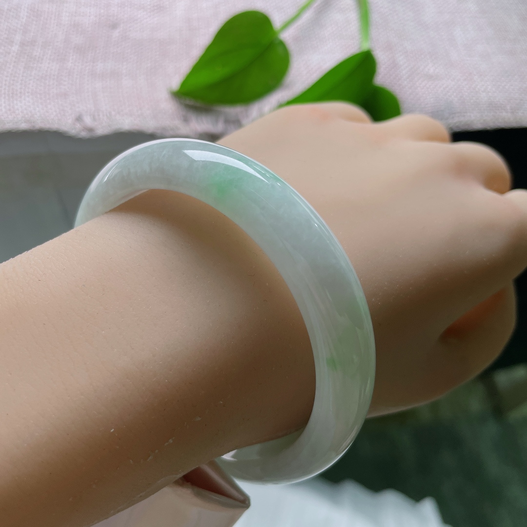 58/12.2/8.4，皮纹，绿底正圈，玉质温润细腻，带着通透的胶感，水头充足，光感柔和不刺眼。ss57595a