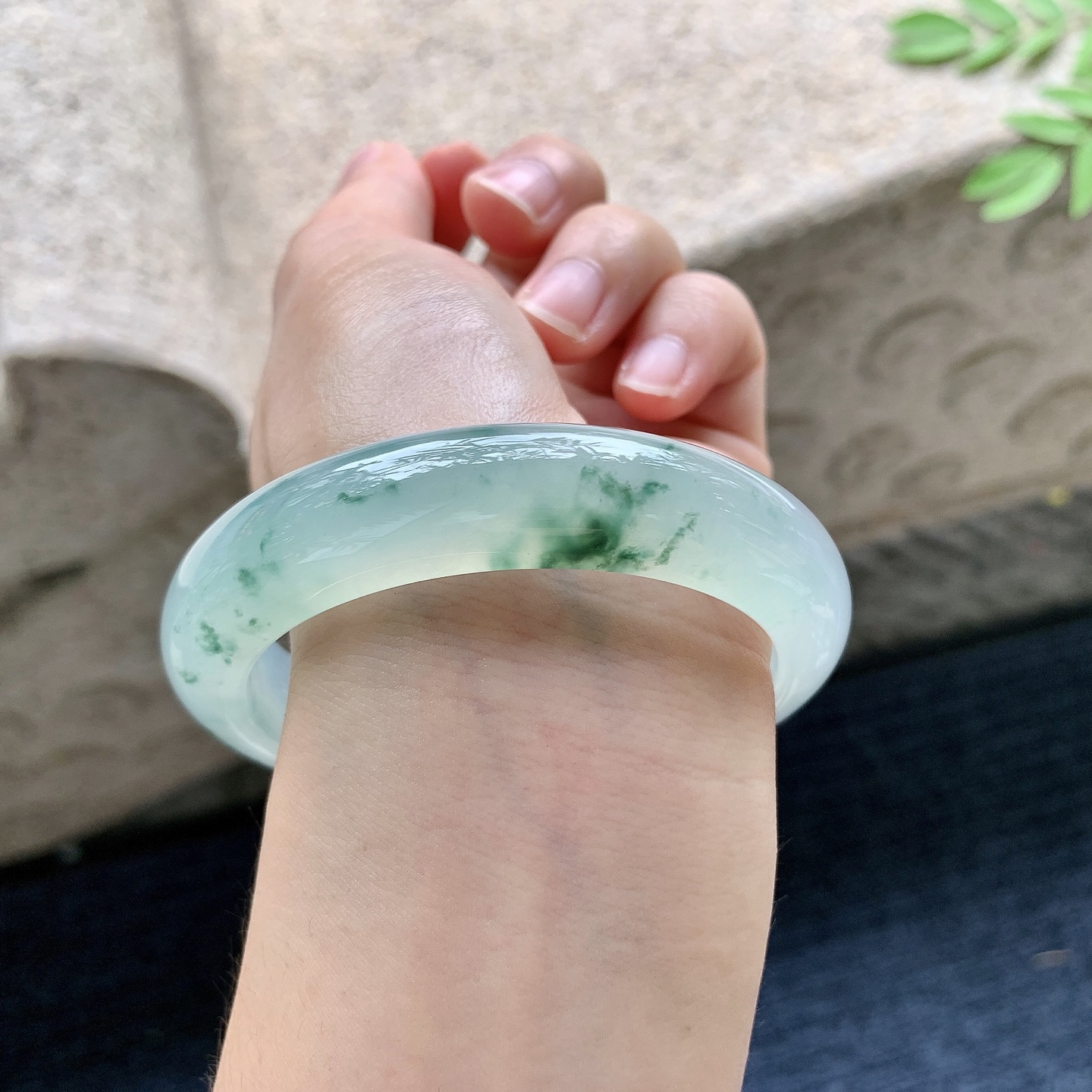 正圈57 58，圈口58/13.5/9.1，编码G7082508，冰飘绿花，水润，种老，细腻，无裂。
