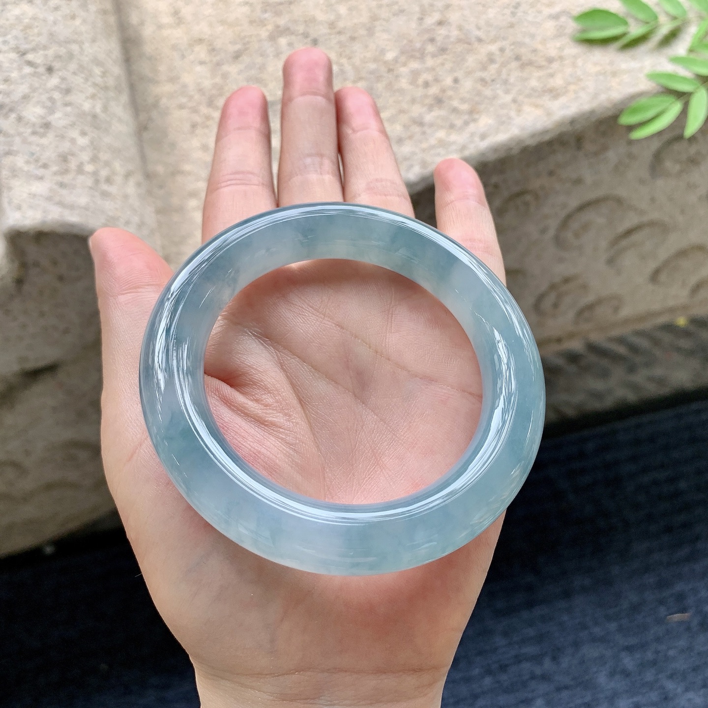 圆条55 56,圈口55.6/12.1/12,编码WW082516,描述糯冰飘花，水润，种老，细腻，打灯有棉线