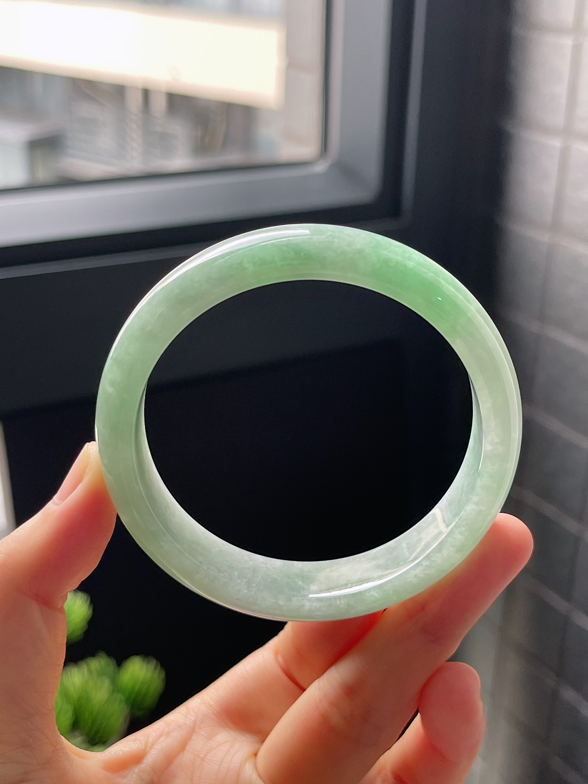 圈口55.8，糯化种绿色翡翠正圈手镯