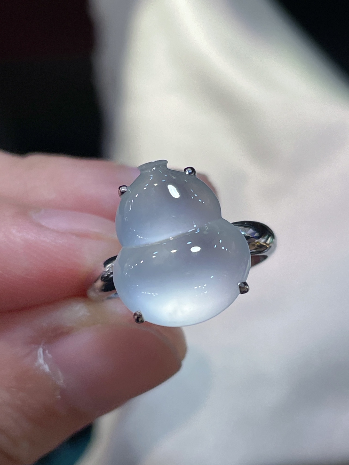 ️性比高冰葫芦戒指，料子水润通透，种老起光。18k金镶嵌，非常时尚好看，15.1-12.6-4