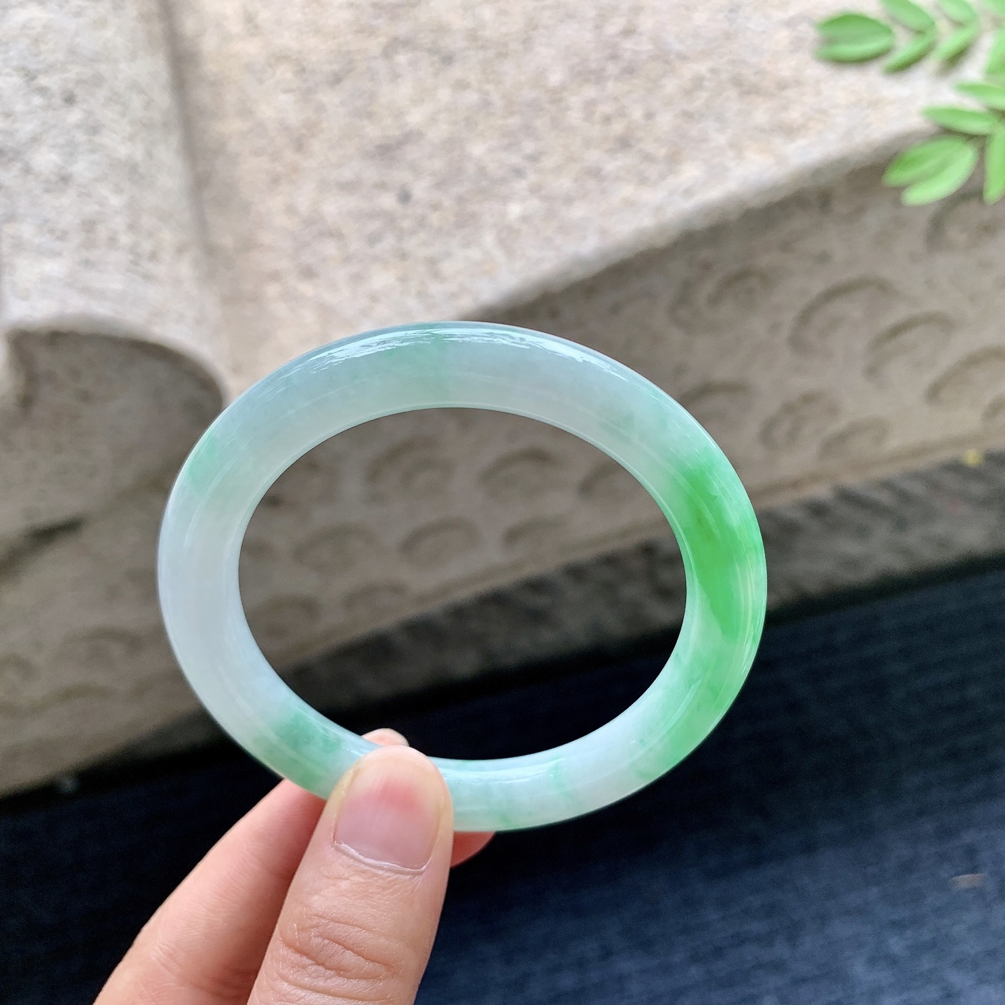 圆条53 54,圈口54.4/8.8/9.2,编码W6082530,糯冰飘绿，水润，种老，细腻，有纹线