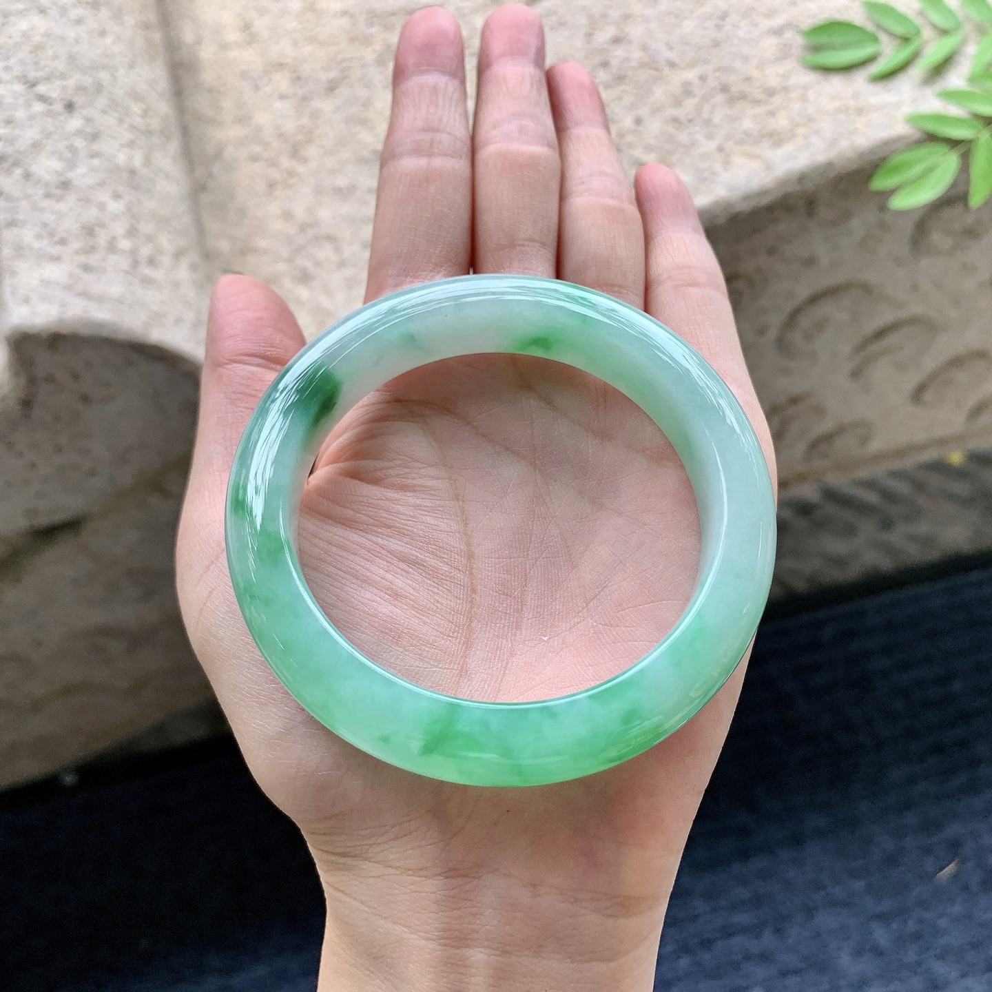 正圈56 57，圈口57/12.5/9.1，编码T1082523，糯冰飘绿，水润，种老，细腻，打灯有
