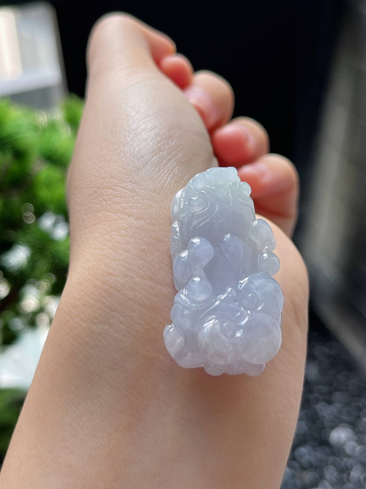 翡翠糯化种淡紫色貔貅吊坠