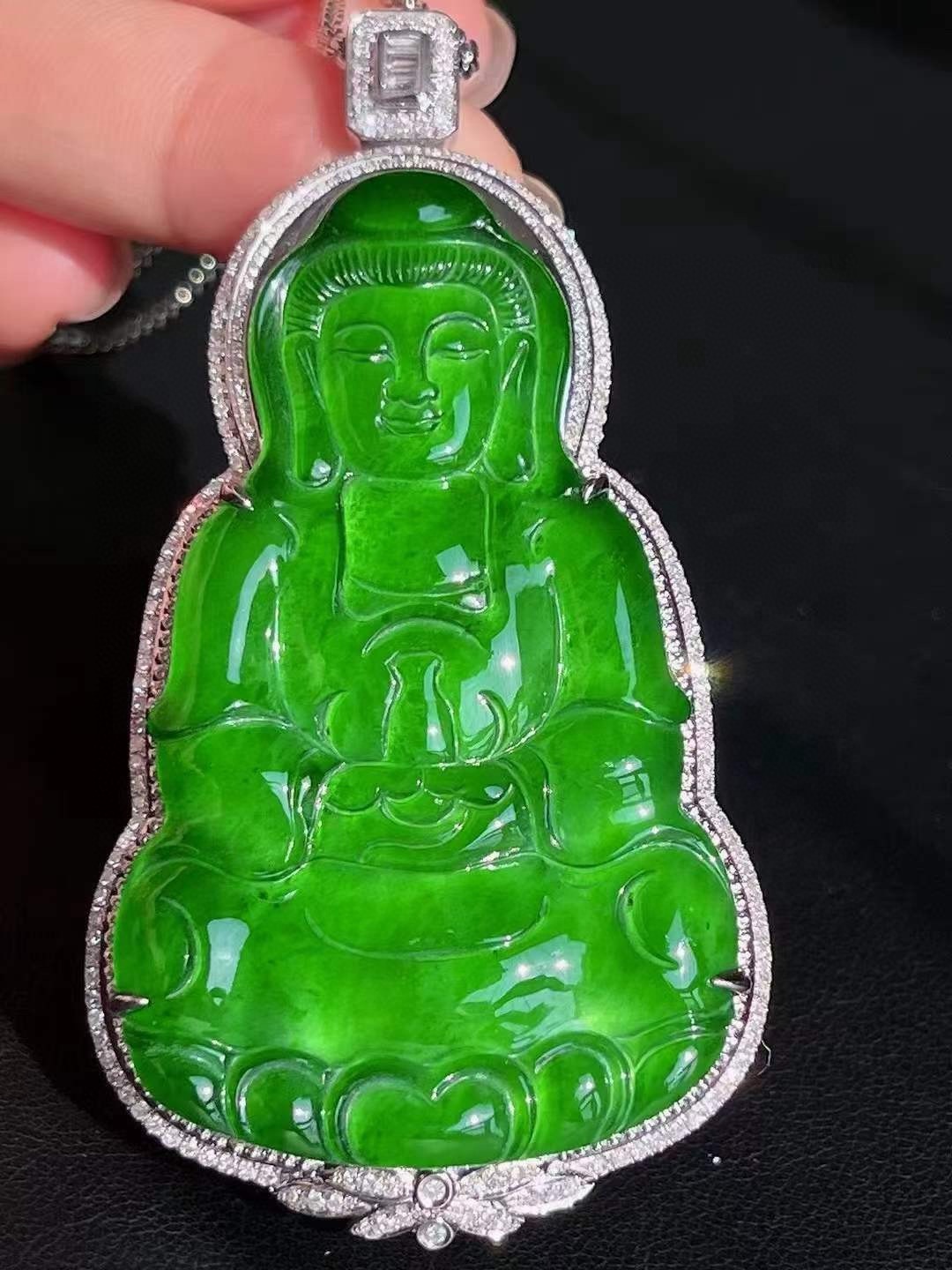 满色辣绿观音吊坠，豪镶款，冰透水润，翠色浓郁，细腻感十足，无裂，74-39.2-13.6