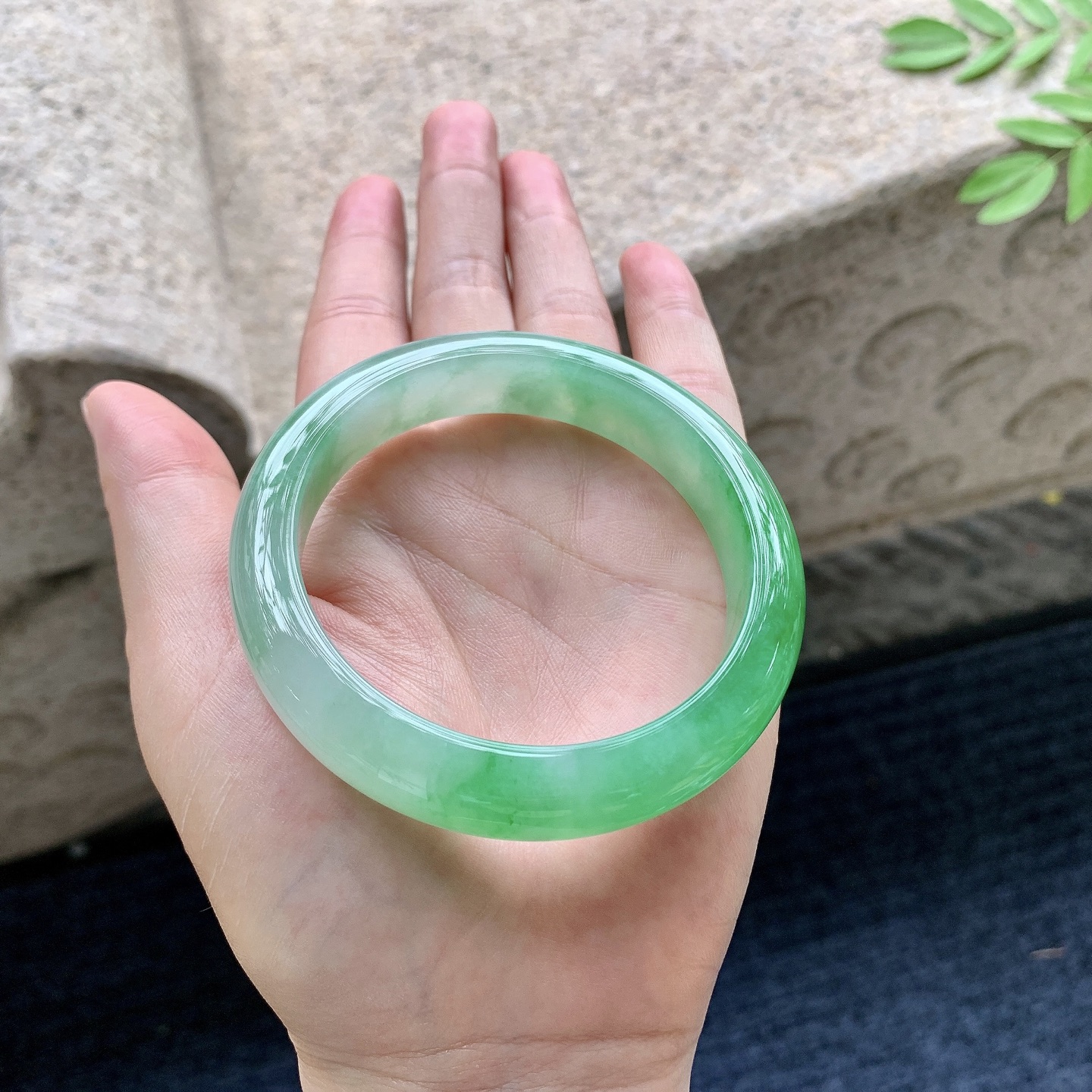 正圈55 56,圈口56.7/12.6/8.6,编码J7082410,冰糯辣绿，水润，种老，细腻，打灯有纹絮