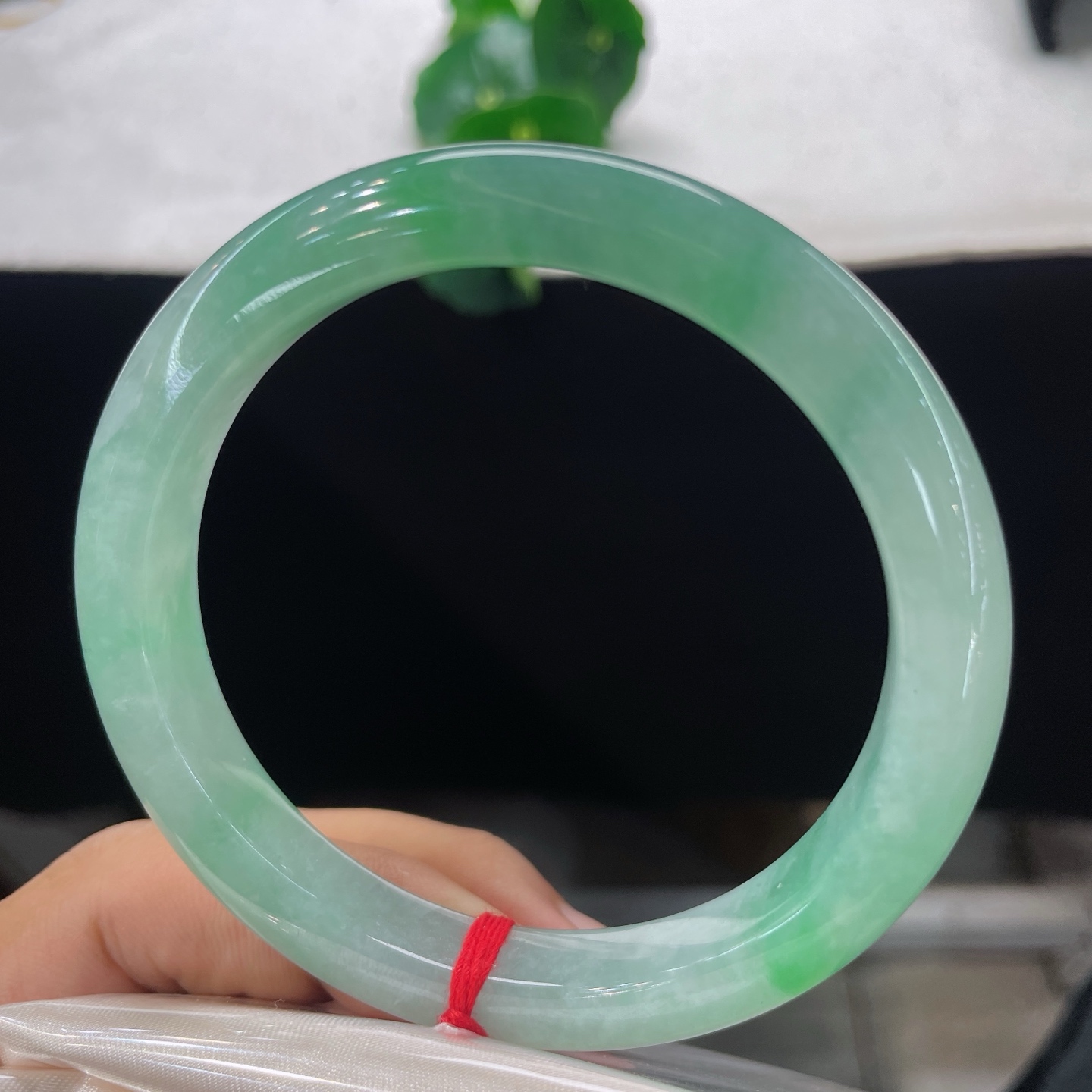 翡翠手镯 圈口61.3/10.9/9.2，晴底飘阳绿正圈，60/61可戴，一环凝翠色，清风绕玉腕，揽一山春色，微棉纹