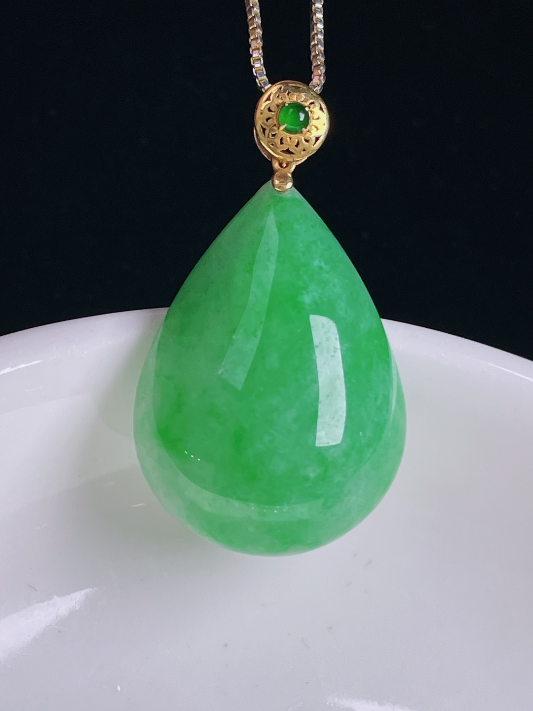 阳绿水滴，18k镶嵌，老种起光，细底通透，尺寸：33裸石26/19.3/8.8mm0824