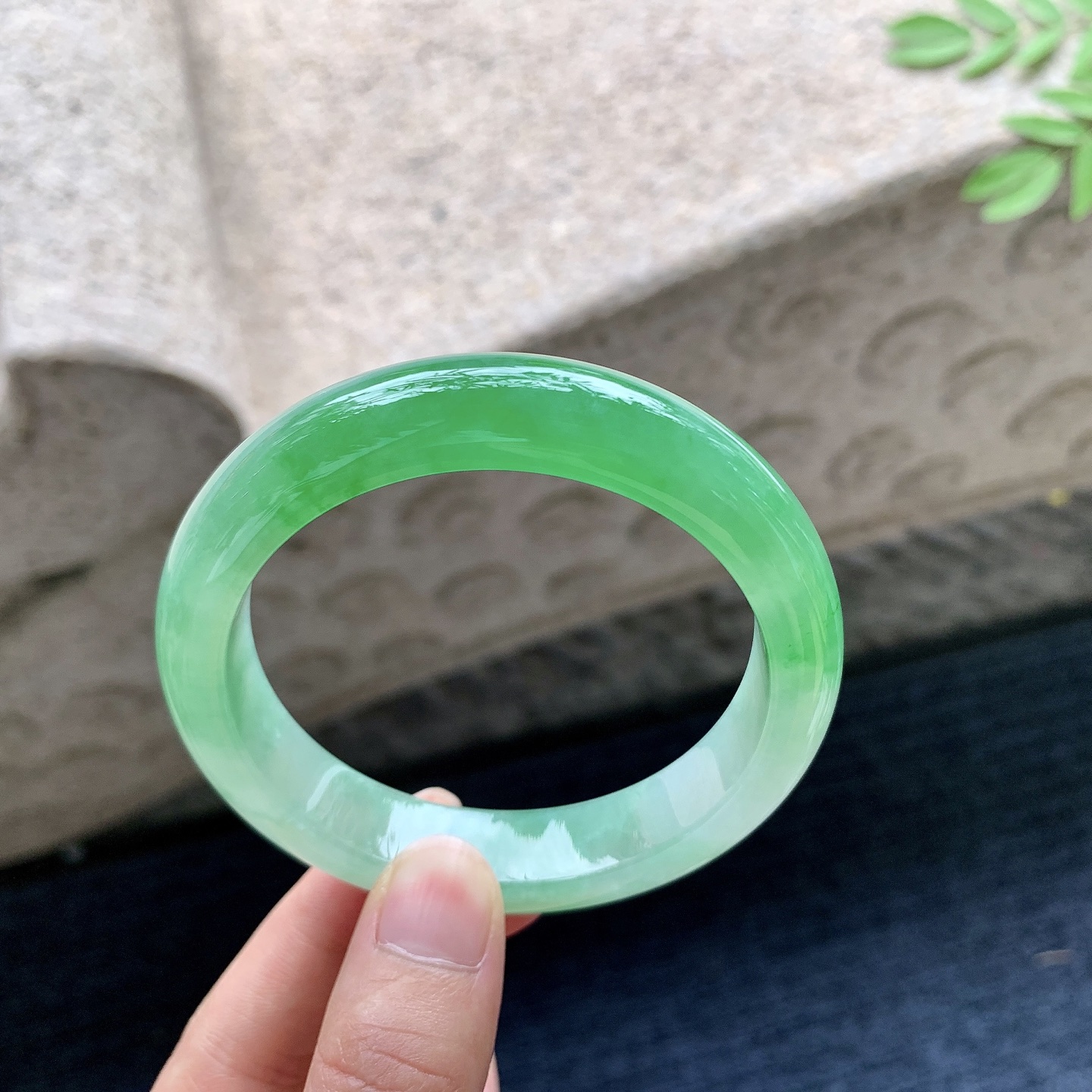 正圈55 56,圈口56.7/12.6/8.6,编码J7082410,冰糯辣绿，水润，种老，细腻，打灯有纹絮