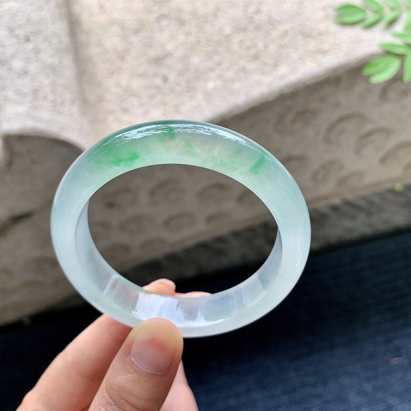 正圈52 53，圈口53.8/13.3/7.7，编码TC082512，高冰飘绿，起荧光，水润，种老，细腻，无裂。