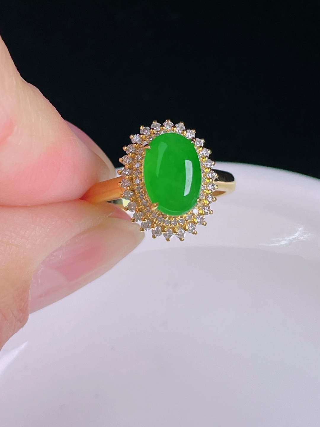 阳绿抉戒指，18k镶嵌，老种起光，细底通透，尺寸：裸石9/6.6/3.5mm0824