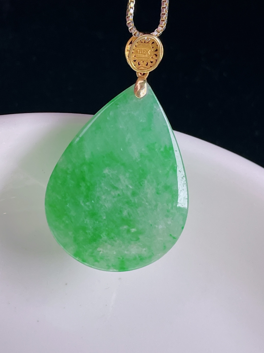 阳绿水滴，18k镶嵌，老种起光，细底通透，尺寸：33裸石26/19.3/8.8mm0824