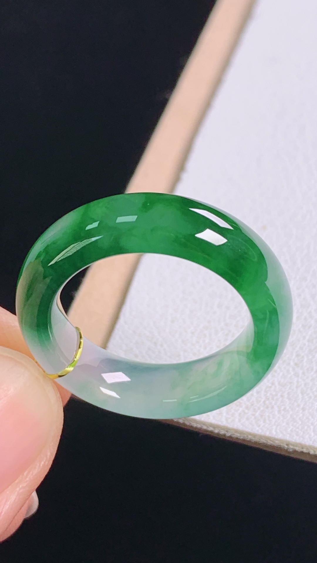 冰飘绿指环，翠色灵动，水润清爽，无裂，尺寸:圈口13/16.7-6.0-3.5mm