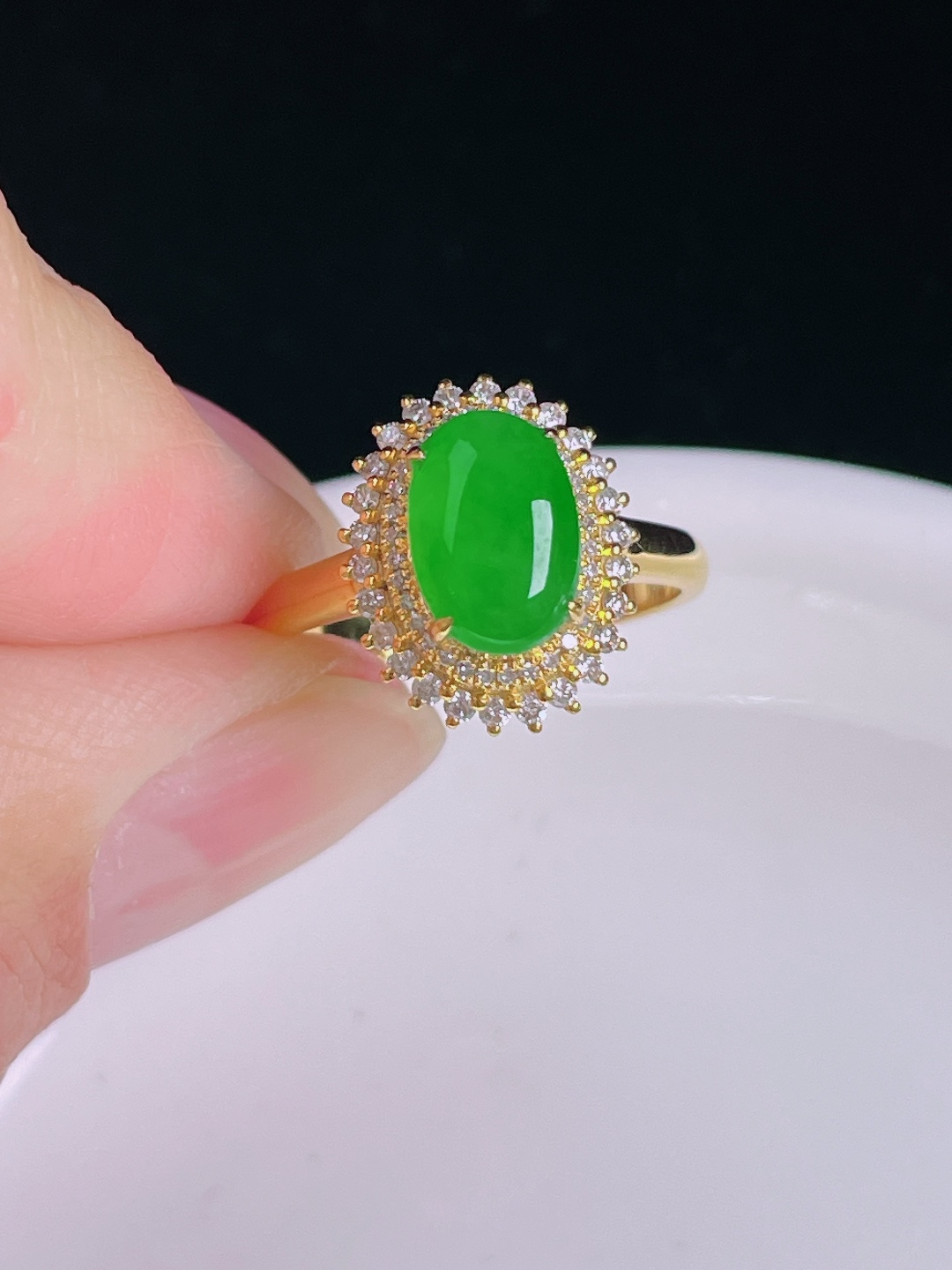 阳绿抉戒指，18k镶嵌，老种起光，细底通透，尺寸：裸石9/6.6/3.5mm0824
