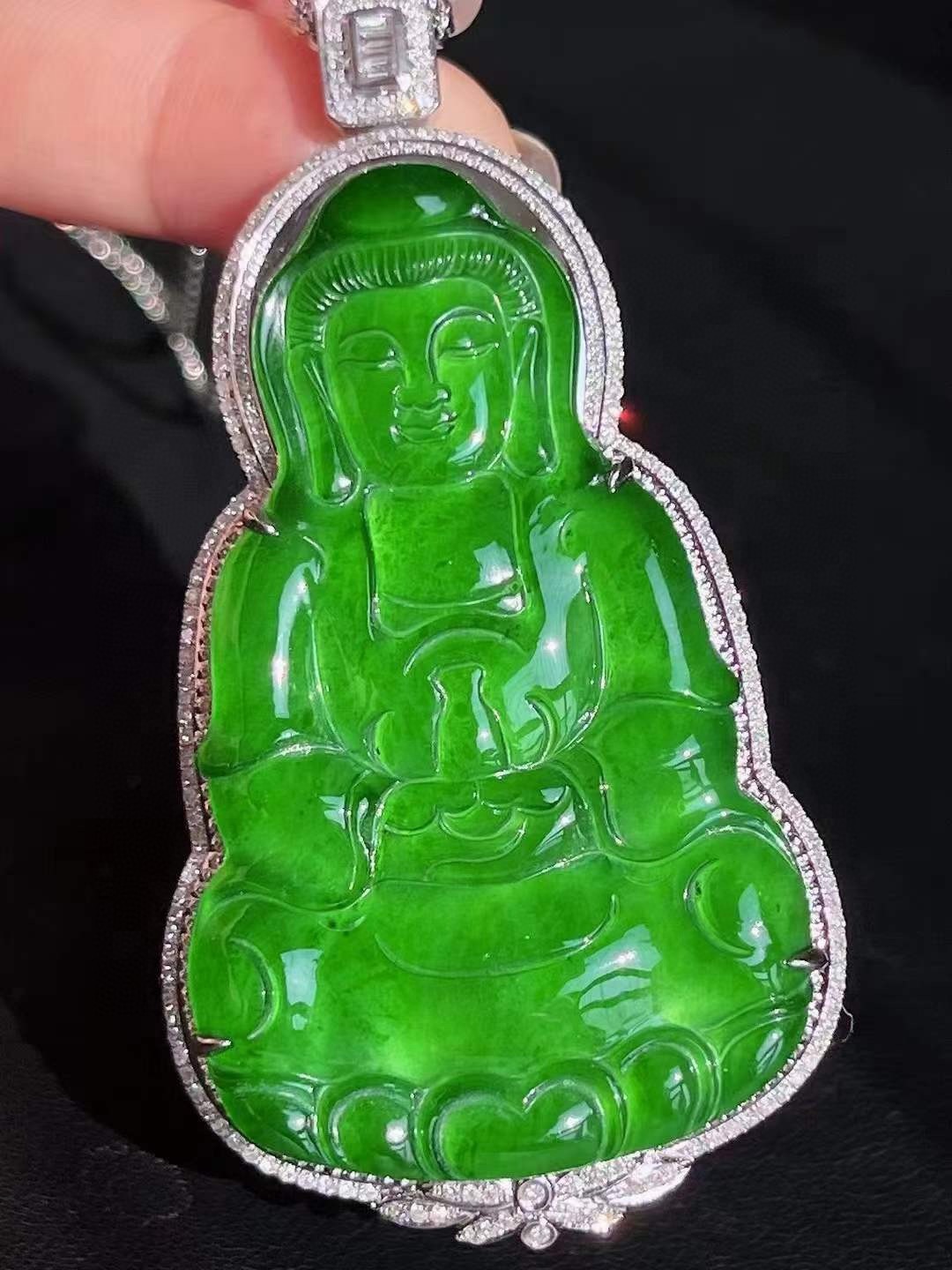 满色辣绿观音吊坠，豪镶款，冰透水润，翠色浓郁，细腻感十足，无裂，74-39.2-13.6