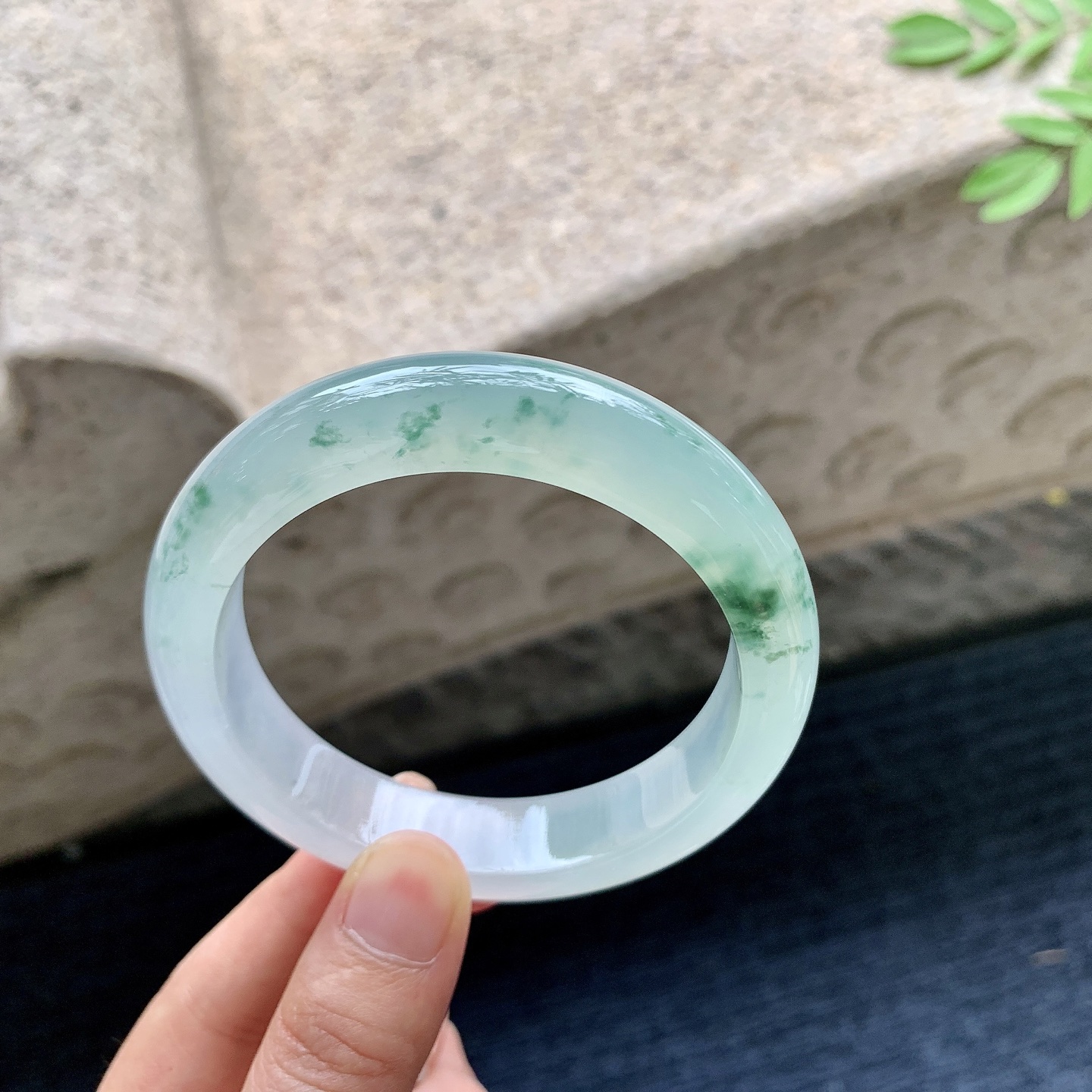 正圈57 58，圈口58/13.5/9.1，编码G7082508，冰飘绿花，水润，种老，细腻，无裂。