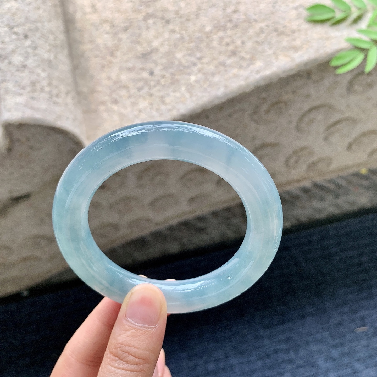 圆条55 56,圈口55.6/12.1/12,编码WW082516,描述糯冰飘花，水润，种老，细腻，打灯有棉线