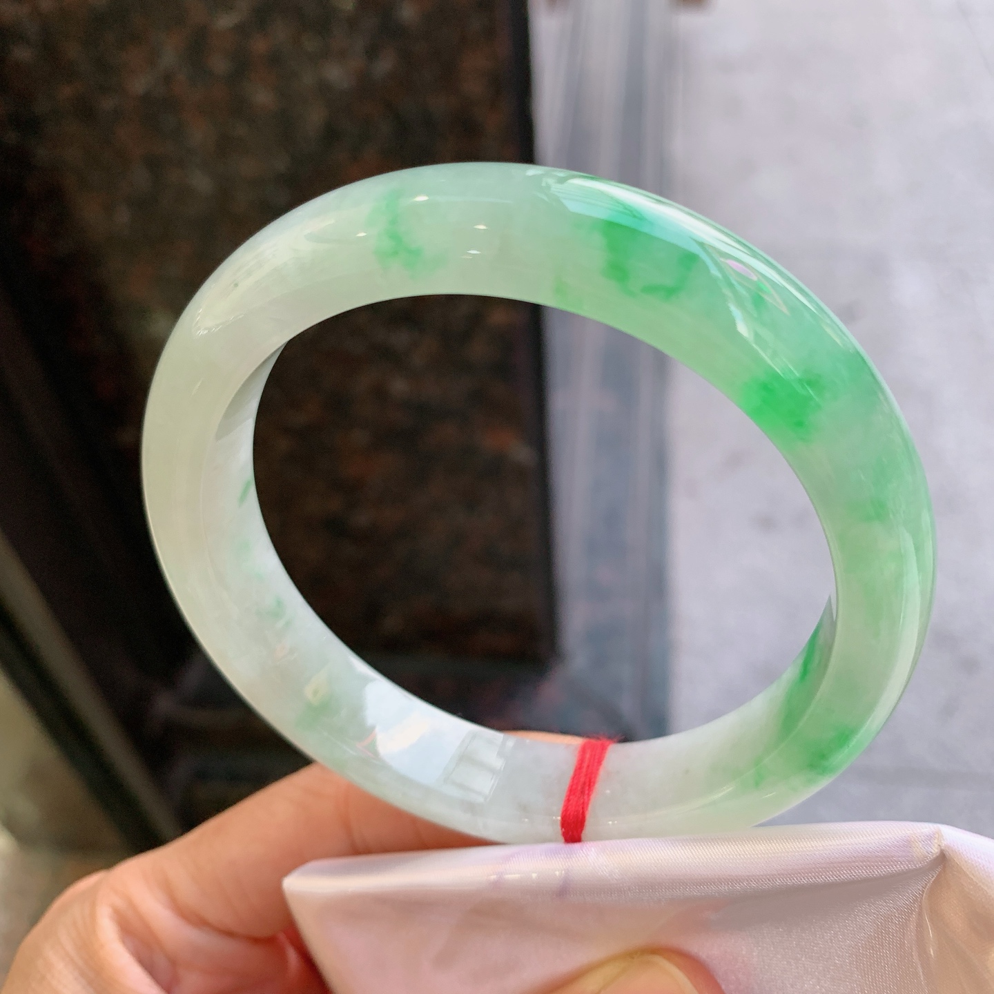 正圈飘绿 表皮微瑕疵 尺寸：63/12.8/9 大圈口