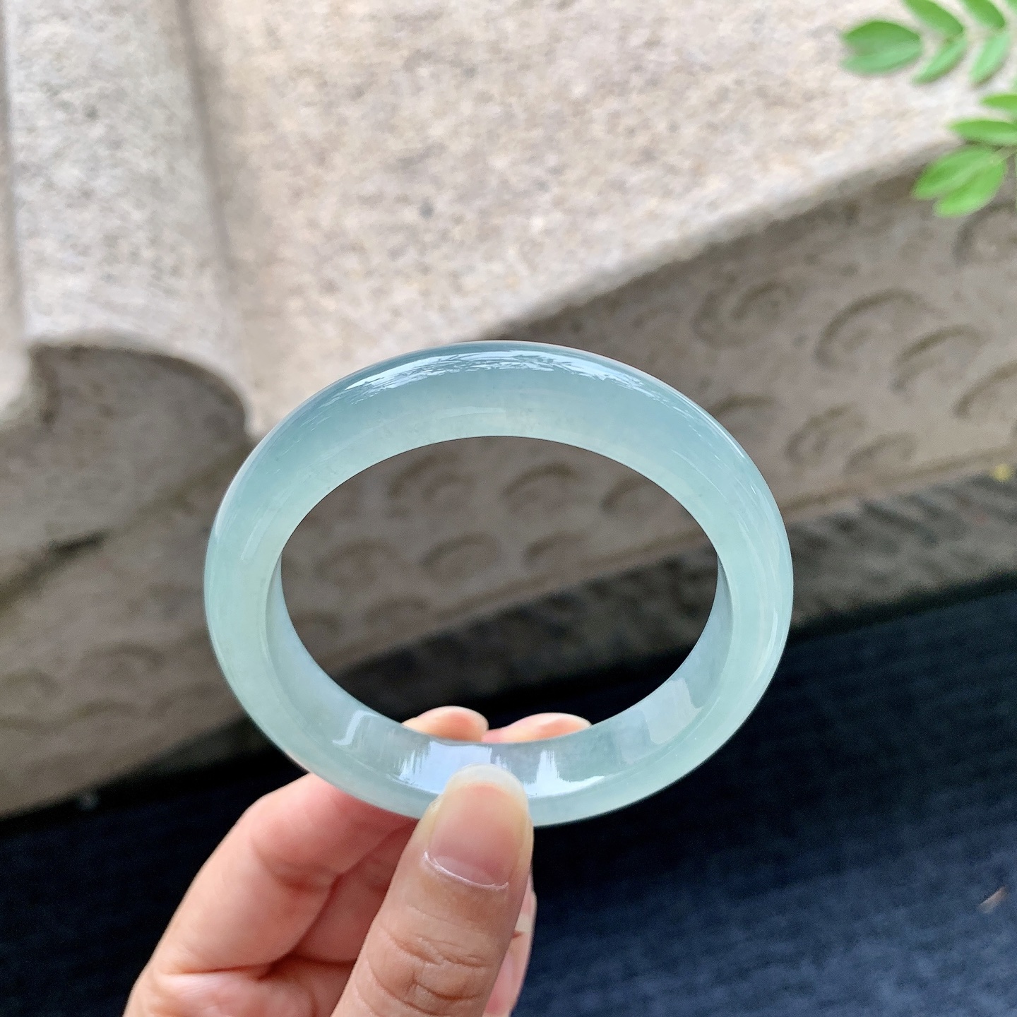 正圈53 54，圈口54.8/11.9/8.1，编码T1082405，描述冰糯晴绿，水润，种老，细腻，打灯有絮线